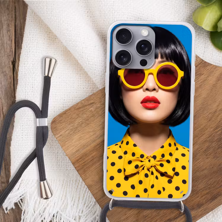Vrouw - Zonnebril - Pop Art - Portret - Geel Hoesje iPhone 16 Pro Max met koord klein -sfeer4