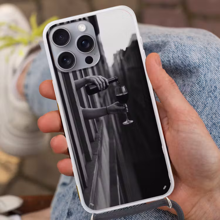 Wijnfles - Glas - Handen - Raam Hoesje iPhone 16 Pro Max met koord klein -sfeer3