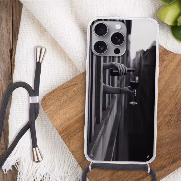 Wijnfles - Glas - Handen - Raam Hoesje iPhone 16 Pro Max met koord klein -sfeer4