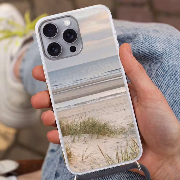 Zandstrand - Bewolkt - Duinen Hoesje iPhone 16 Pro Max met koord klein -sfeer3