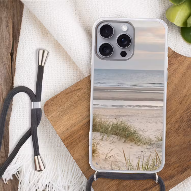 Zandstrand - Bewolkt - Duinen Hoesje iPhone 16 Pro Max met koord klein -sfeer4