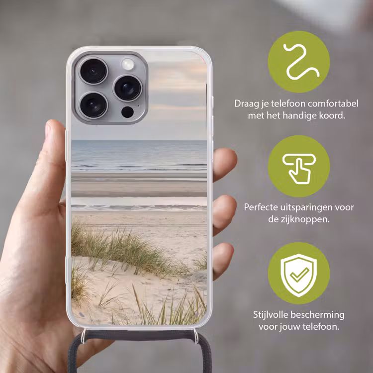 Zandstrand - Bewolkt - Duinen Hoesje iPhone 16 Pro Max met koord klein -sfeer2_NL