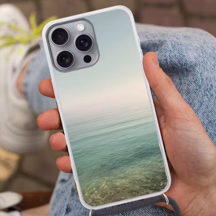 Zee - Horizon - Blauw - Mist Hoesje iPhone 16 Pro Max met koord klein -sfeer3