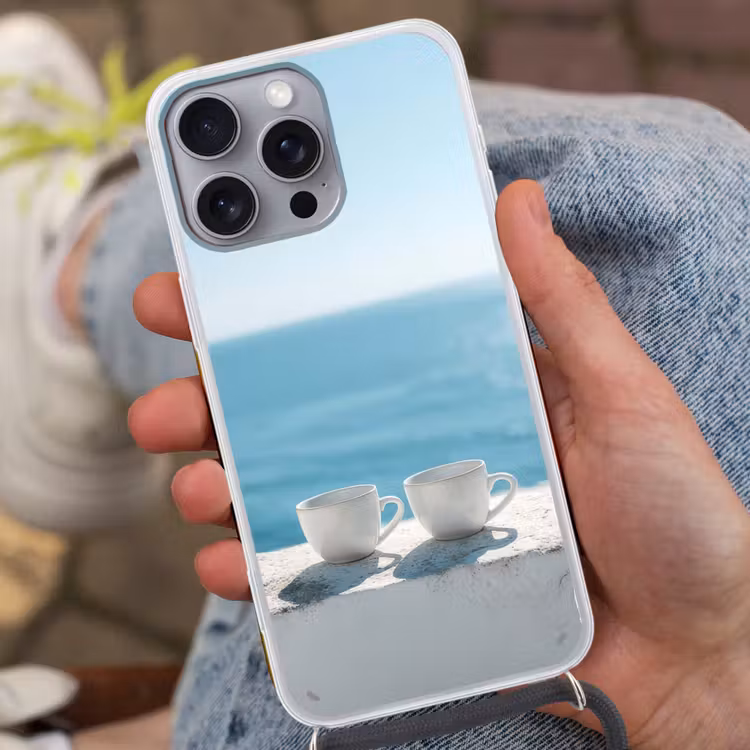 Zee - Koffiekopjes - Zomers Hoesje iPhone 16 Pro Max met koord klein -sfeer3