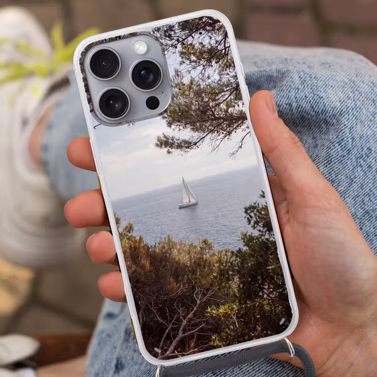 Telefoonhoesje met koord - Zeilboot - bomen - water - Zeilboot - bomen - water Hoesje iPhone 16 Pro Max met koord klein