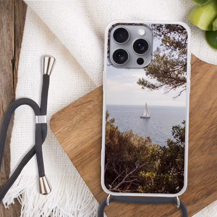 Telefoonhoesje met koord - Zeilboot - bomen - water - Zeilboot - bomen - water Hoesje iPhone 16 Pro Max met koord klein