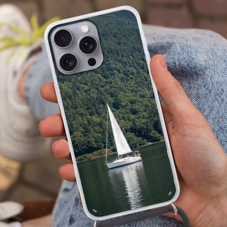 Zeilboot - Water - Bergen - Natuur - Groen Hoesje iPhone 16 Pro Max met koord klein -sfeer3