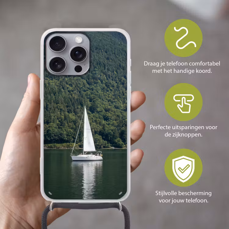 Zeilboot - Water - Bergen - Natuur - Groen Hoesje iPhone 16 Pro Max met koord klein -sfeer2_NL