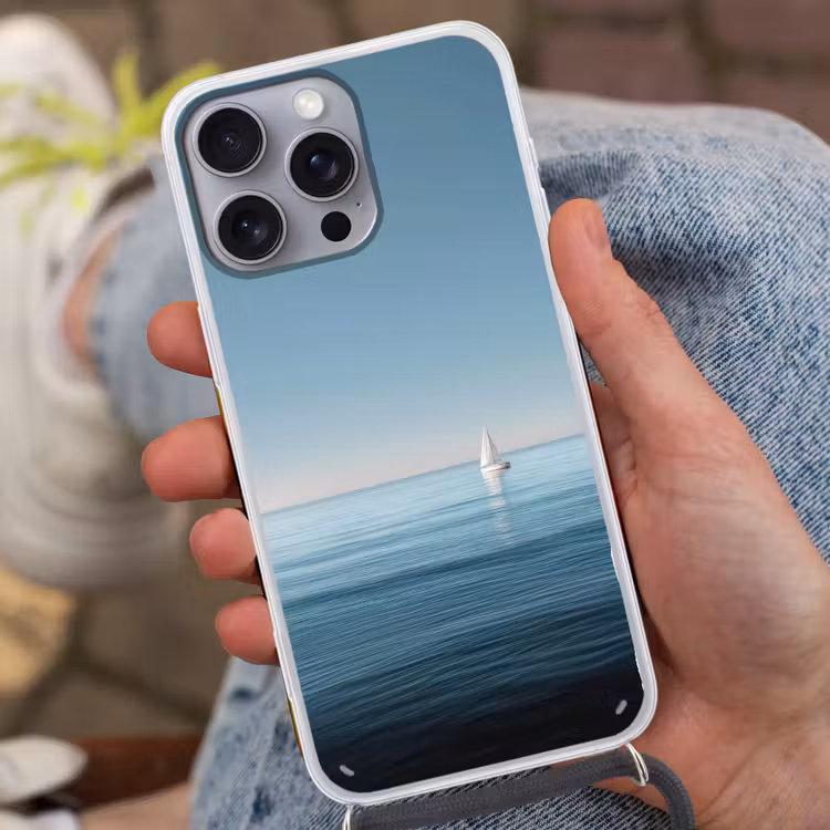 Zeilbootje - Kalme zee - Helderblauwe hemel Hoesje iPhone 16 Pro Max met koord klein -sfeer3