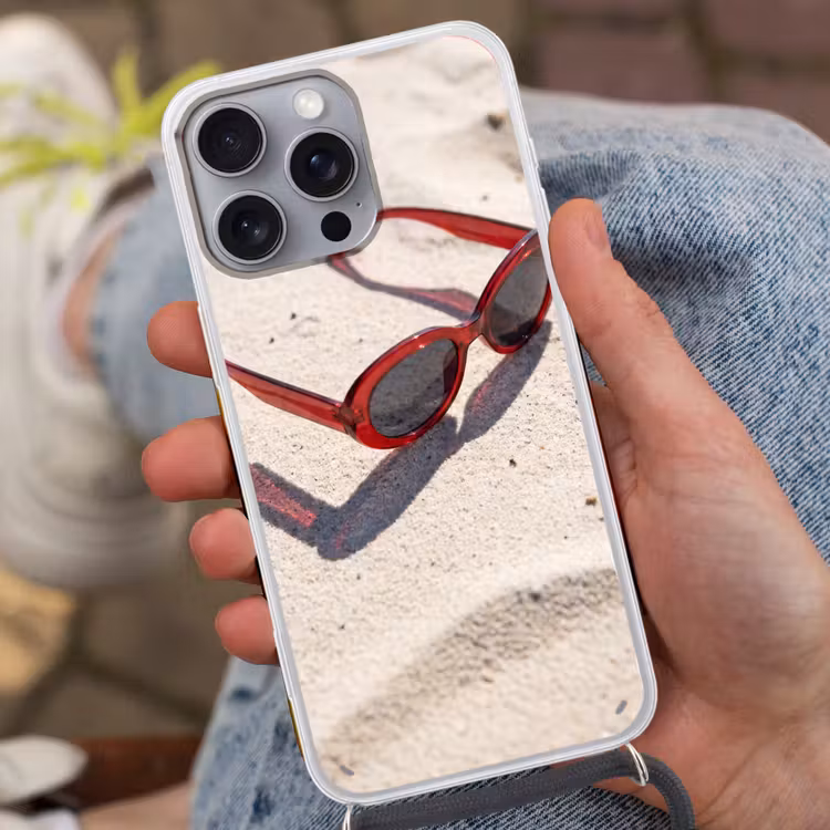 Zonnebril - Strand - Vakantie - Rood Hoesje iPhone 16 Pro Max met koord klein -sfeer3