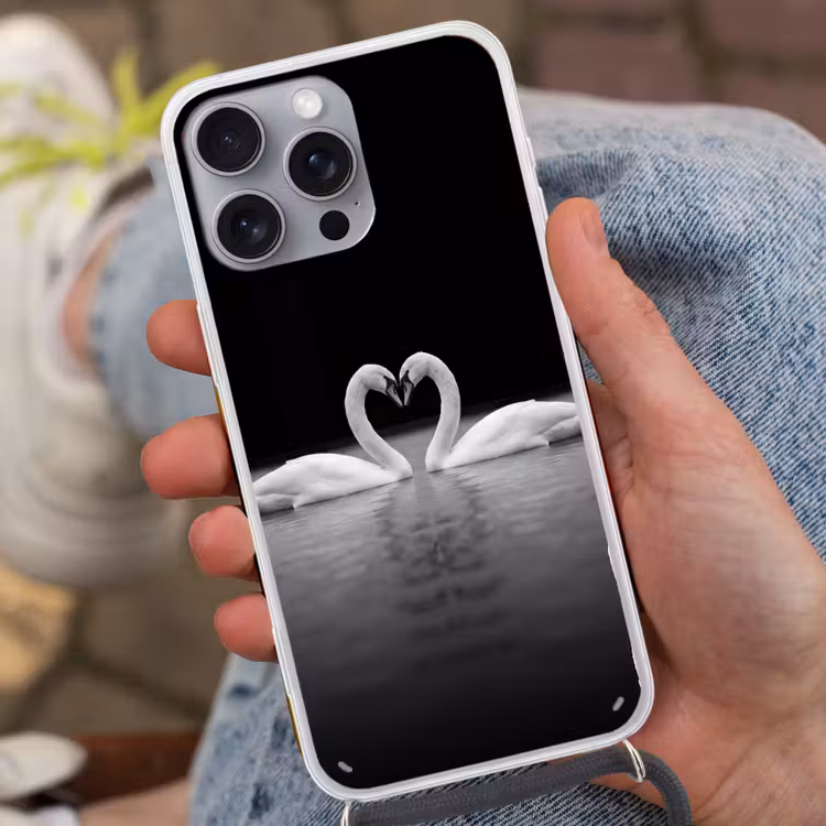 Zwanen - Hart - Zwart - Wit Hoesje iPhone 16 Pro Max met koord klein -sfeer3