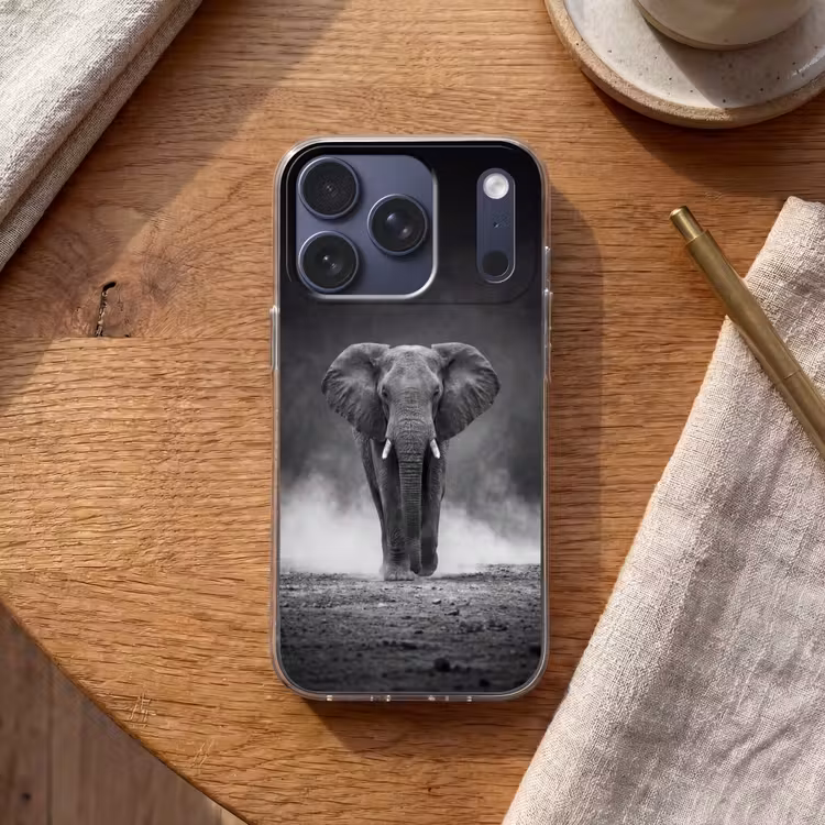 Olifant - Zwart - Wit - Rook Telefoonhoesje iPhone 17 Pro klein -sfeer1