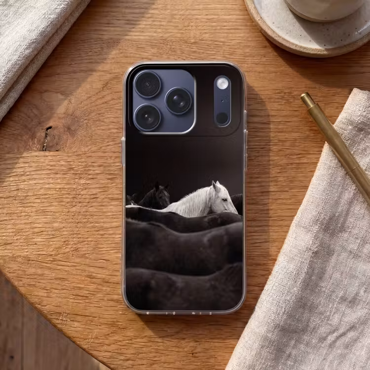 Paarden - Zwart - Wit - Kudde Telefoonhoesje iPhone 17 Pro klein -sfeer1