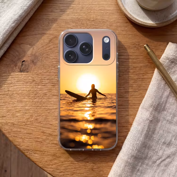 Persoon - Surfen - Zonsondergang - Zee - Oranje Telefoonhoesje iPhone 17 Pro klein -sfeer1