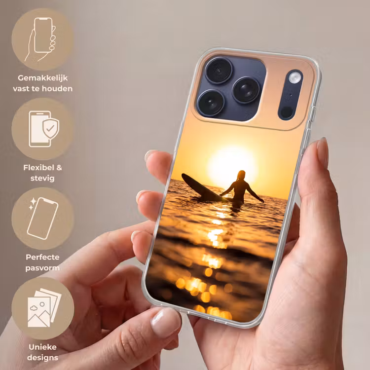 Persoon - Surfen - Zonsondergang - Zee - Oranje Telefoonhoesje iPhone 17 Pro klein -sfeer3_NL