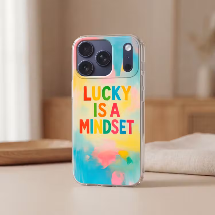Quote - Lucky - Regenboogkleuren Telefoonhoesje iPhone 17 Pro klein -sfeer2
