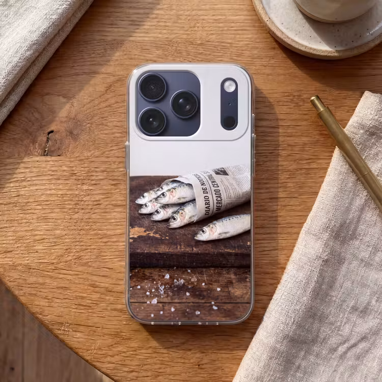 Telefoonhoesje - Sardientje - krant - snijplank - Sardientje - krant - snijplank Telefoonhoesje iPhone 17 Pro klein