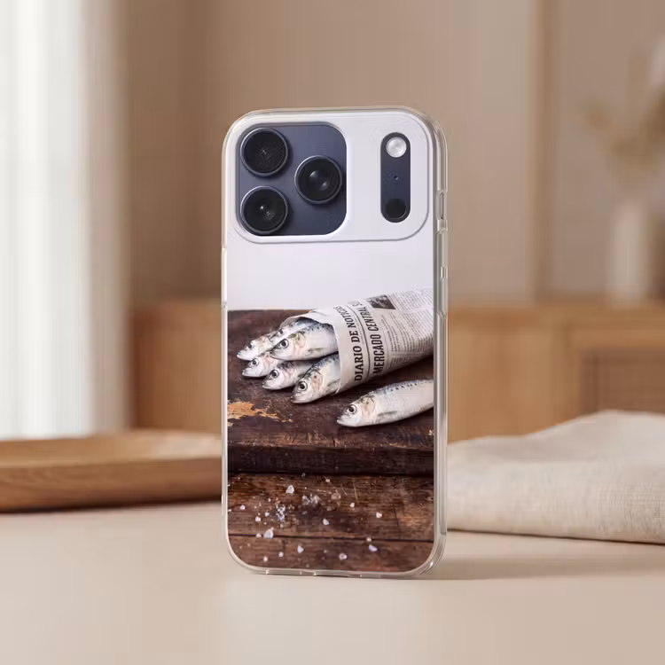Telefoonhoesje - Sardientje - krant - snijplank - Sardientje - krant - snijplank Telefoonhoesje iPhone 17 Pro klein