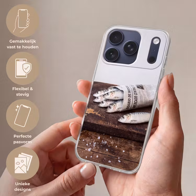 Telefoonhoesje - Sardientje - krant - snijplank - Sardientje - krant - snijplank Telefoonhoesje iPhone 17 Pro klein
