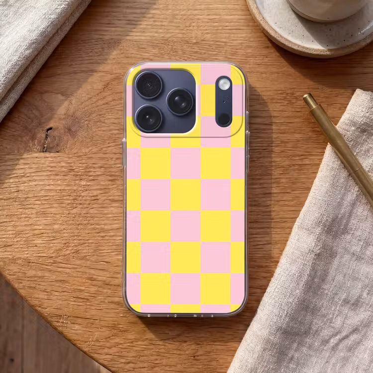 Schaakbord patroon - Geel - Roze - Blokjes Telefoonhoesje iPhone 17 Pro klein -sfeer1