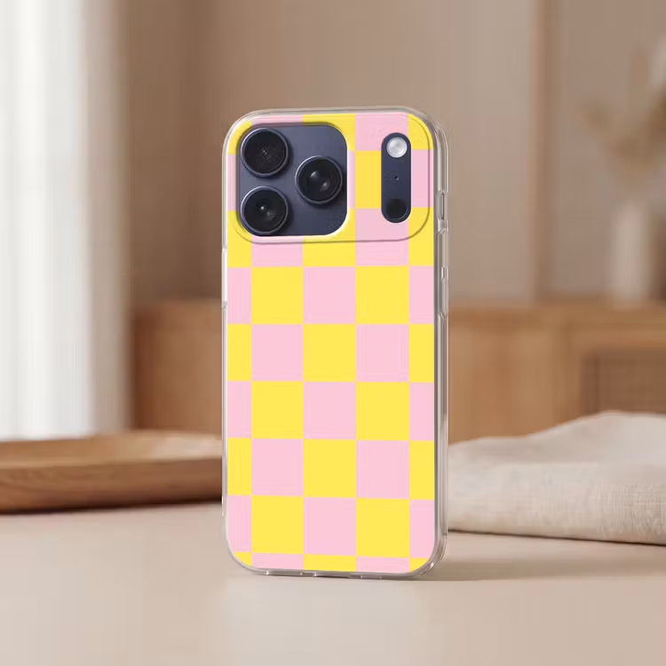 Schaakbord patroon - Geel - Roze - Blokjes Telefoonhoesje iPhone 17 Pro klein -sfeer2
