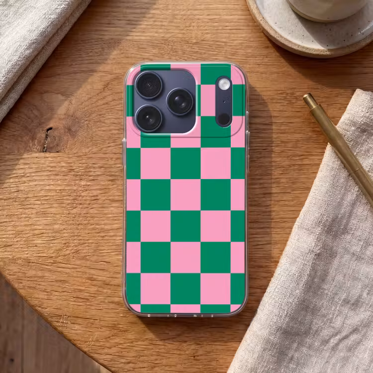 Schaakbord patroon - Groen - Roze - Blokjes Telefoonhoesje iPhone 17 Pro klein -sfeer1