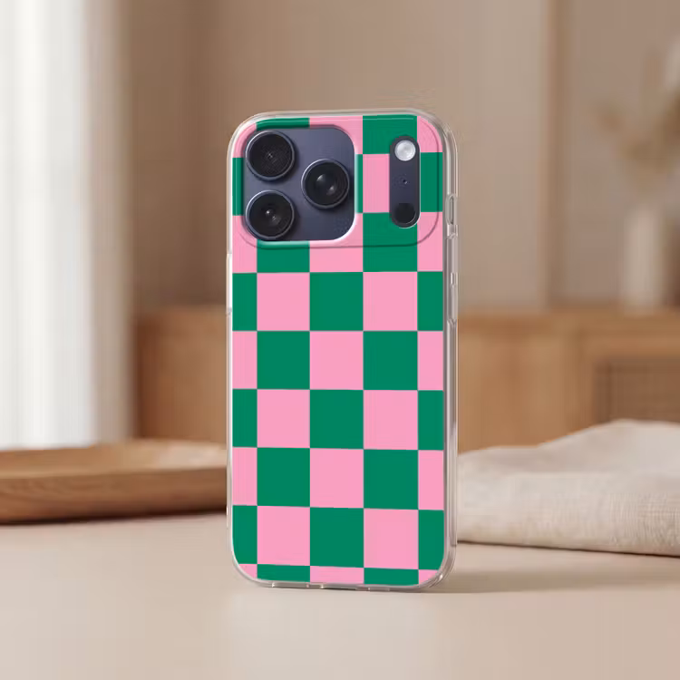 Schaakbord patroon - Groen - Roze - Blokjes Telefoonhoesje iPhone 17 Pro klein -sfeer2
