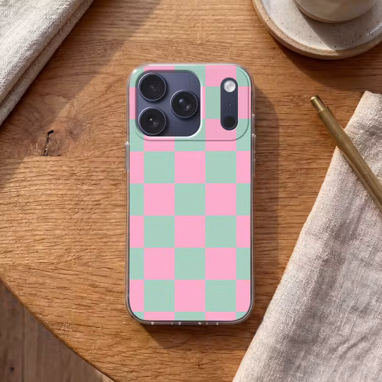 Schaakbord patroon - Groen - Roze - Blokjes Telefoonhoesje iPhone 17 Pro klein -sfeer1
