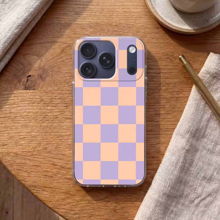 Schaakbord patroon - Paars - Roze - Blokjes Telefoonhoesje iPhone 17 Pro klein -sfeer1