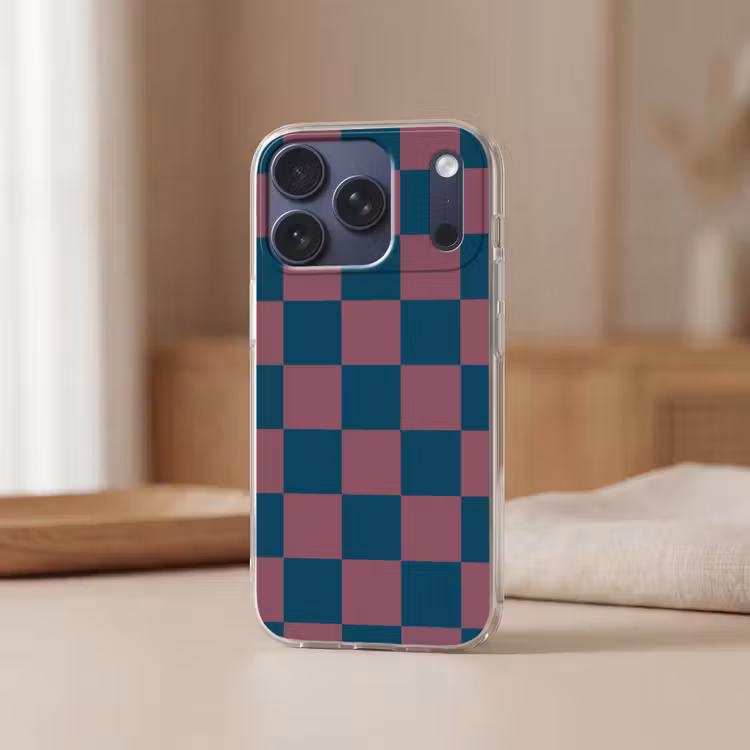Schaakbord print - Blauw - Rood - Blokjes Telefoonhoesje iPhone 17 Pro klein -sfeer2
