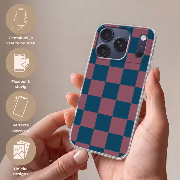 Schaakbord print - Blauw - Rood - Blokjes Telefoonhoesje iPhone 17 Pro klein -sfeer3_NL