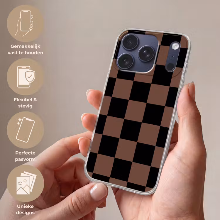 Schaakbord print - Bruin - Zwart - Blokjes Telefoonhoesje iPhone 17 Pro klein -sfeer3_NL