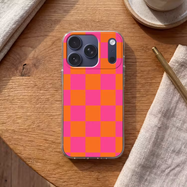 Schaakbord print - Oranje - Roze - Blokjes Telefoonhoesje iPhone 17 Pro klein -sfeer1