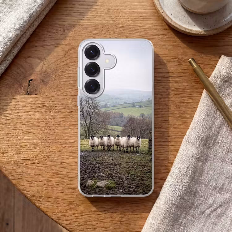 Schapen - Rij - Weide - Dieren - Platteland Telefoonhoesje Samsung Galaxy S26 klein -sfeer1