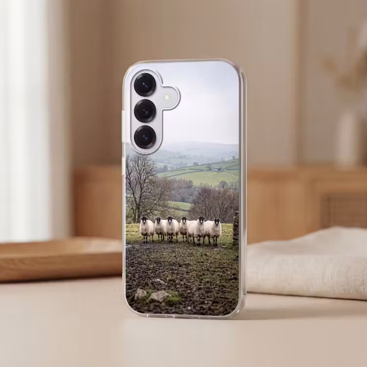 Schapen - Rij - Weide - Dieren - Platteland Telefoonhoesje Samsung Galaxy S26 klein -sfeer2