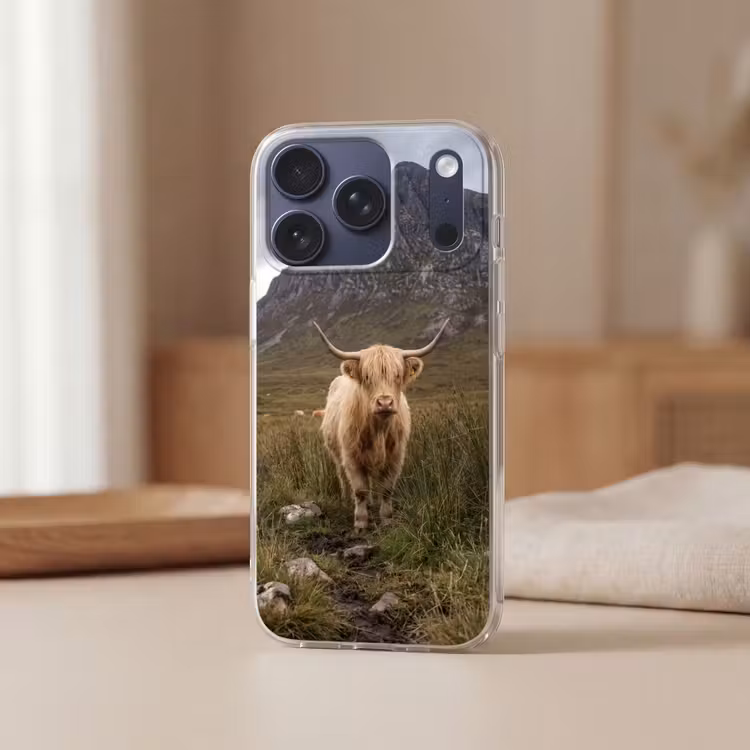 Schotse hooglander - Bergen - Grasveld Telefoonhoesje iPhone 17 Pro klein -sfeer2