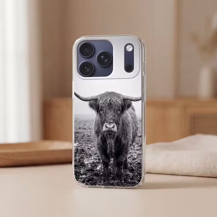 Schotse hooglander - Zwart - Wit - Gras Telefoonhoesje iPhone 17 Pro klein -sfeer2