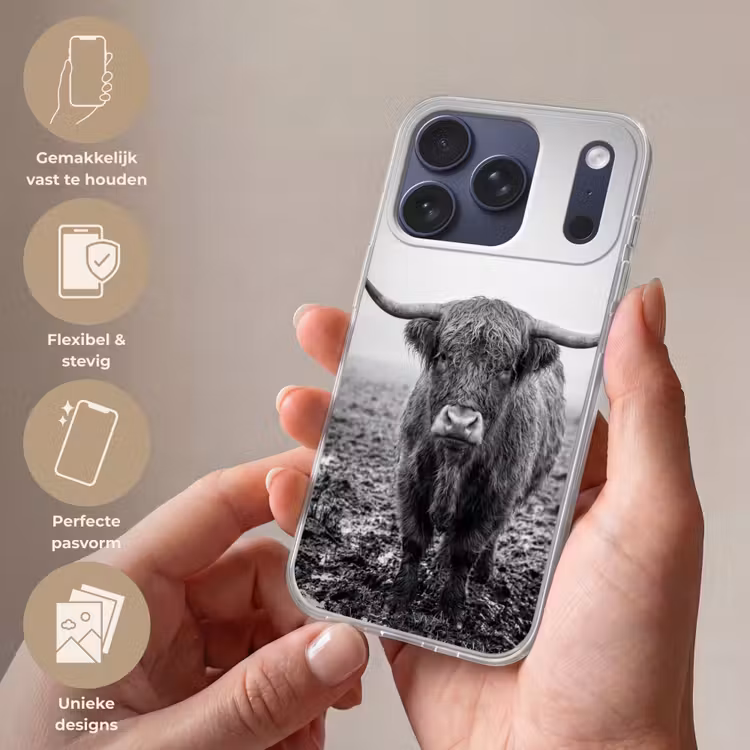 Schotse hooglander - Zwart - Wit - Gras Telefoonhoesje iPhone 17 Pro klein -sfeer3_NL