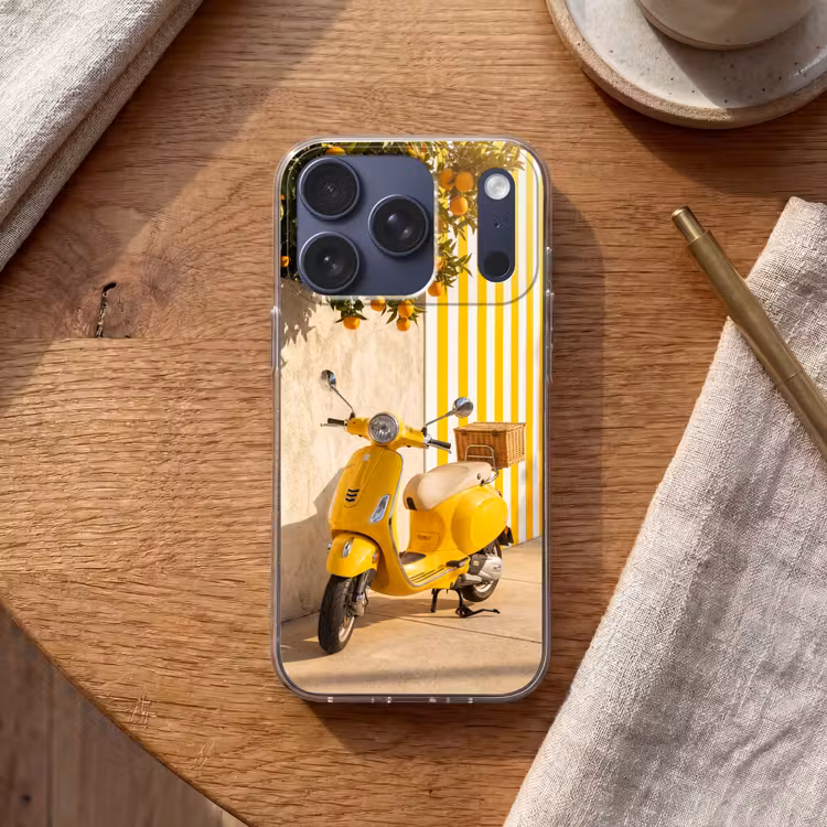 Scooter - Natuur - Zomer - Geel - Mediterraan Telefoonhoesje iPhone 17 Pro klein -sfeer1