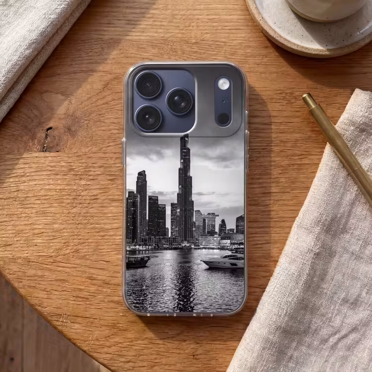Stad - Skyline - Architectuur - Avond - Zwart-wit Telefoonhoesje iPhone 17 Pro klein -sfeer1