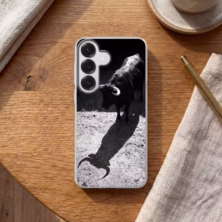 Stier - Schaduw - Dieren - Contrast - Zwart-wit Telefoonhoesje Samsung Galaxy S26 klein -sfeer1