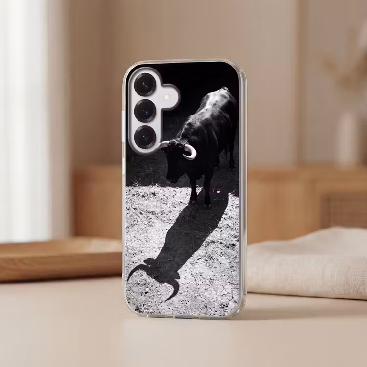 Stier - Schaduw - Dieren - Contrast - Zwart-wit Telefoonhoesje Samsung Galaxy S26 klein -sfeer2