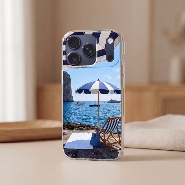 Strand - Ligstoel - Parasol - Zomer - Blauw Telefoonhoesje iPhone 17 Pro klein -sfeer2