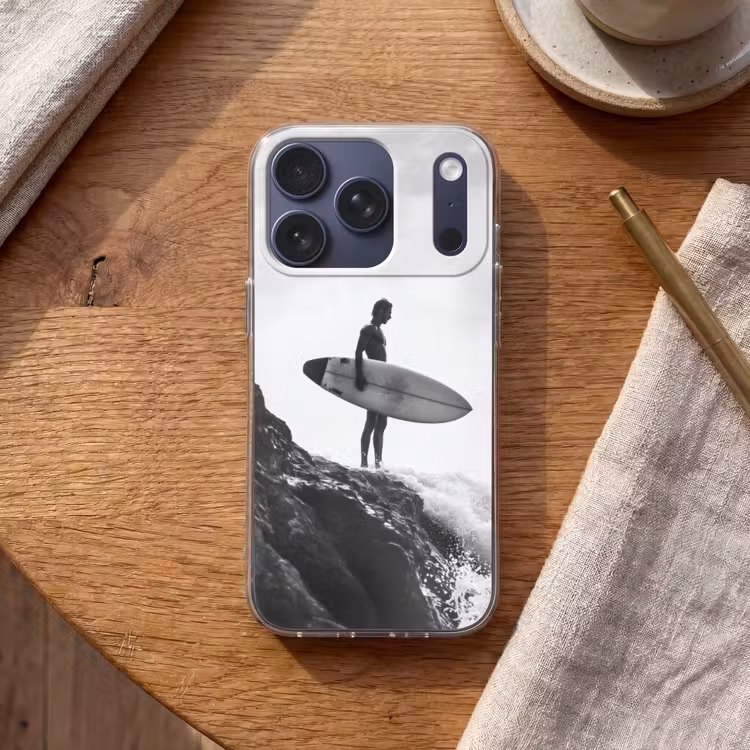 Surfer - Rots - Oceaan - Golven Telefoonhoesje iPhone 17 Pro klein -sfeer1