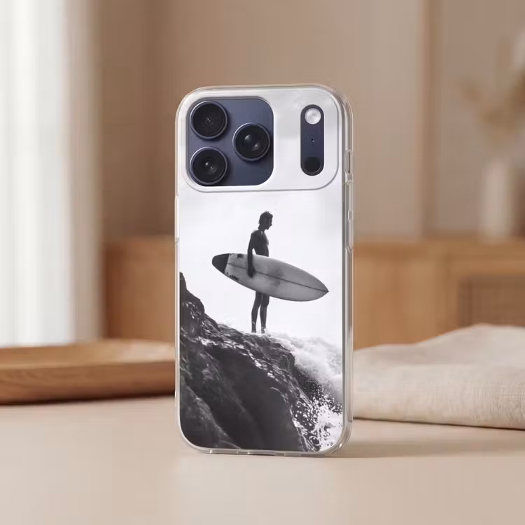 Surfer - Rots - Oceaan - Golven Telefoonhoesje iPhone 17 Pro klein -sfeer2