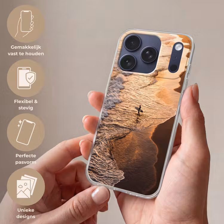 Surfer - Strand - Zonsondergang - Oceaan - Goud Telefoonhoesje iPhone 17 Pro klein -sfeer3_NL