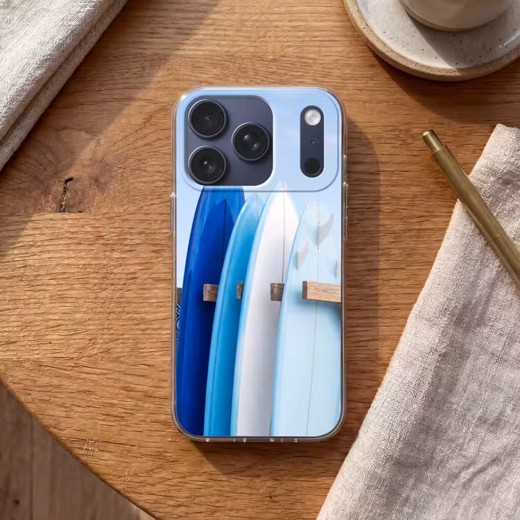 Surfplank - Strand - Zomer - Blauw - Water Telefoonhoesje iPhone 17 Pro klein -sfeer1