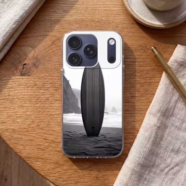 Surfplank - Zand - Zee Telefoonhoesje iPhone 17 Pro klein -sfeer1