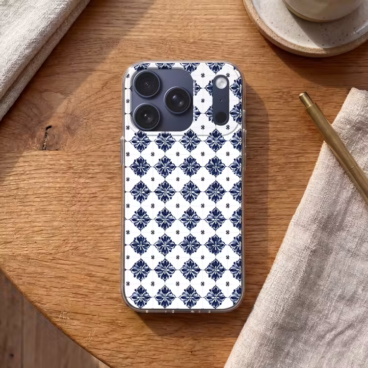 Tegelmotief - Blauw - Wit - Bloem Telefoonhoesje iPhone 17 Pro klein 878 -sfeer1