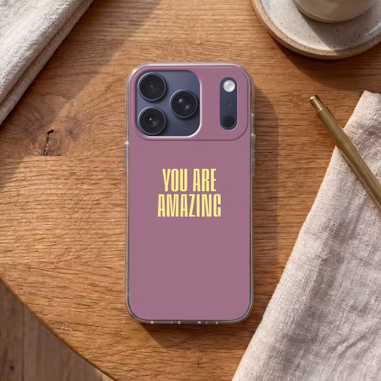 Tekst - Paars - Amazing Telefoonhoesje iPhone 17 Pro klein -sfeer1
